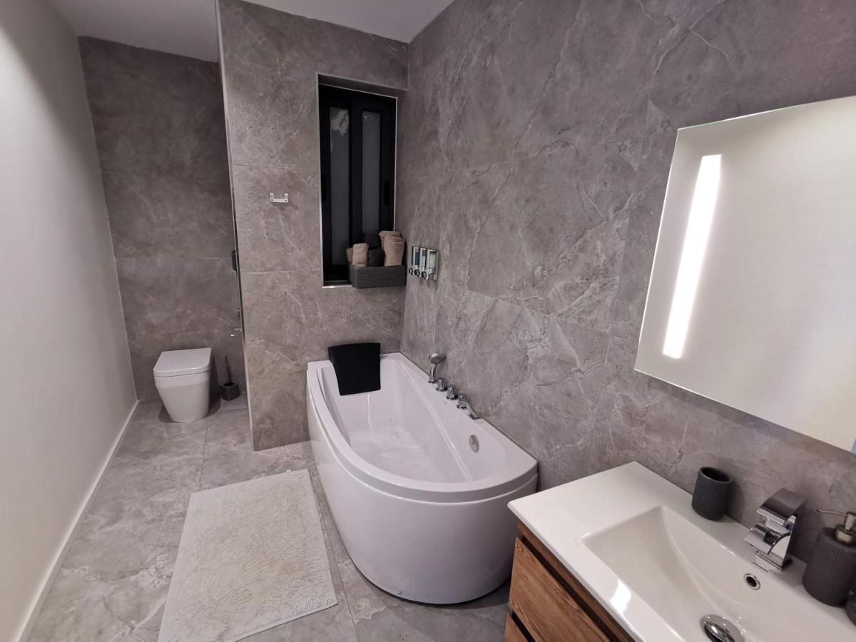 Duplex Maisonette With Heated P-Pool And Jacuzzi Saint Julian's Exteriér fotografie